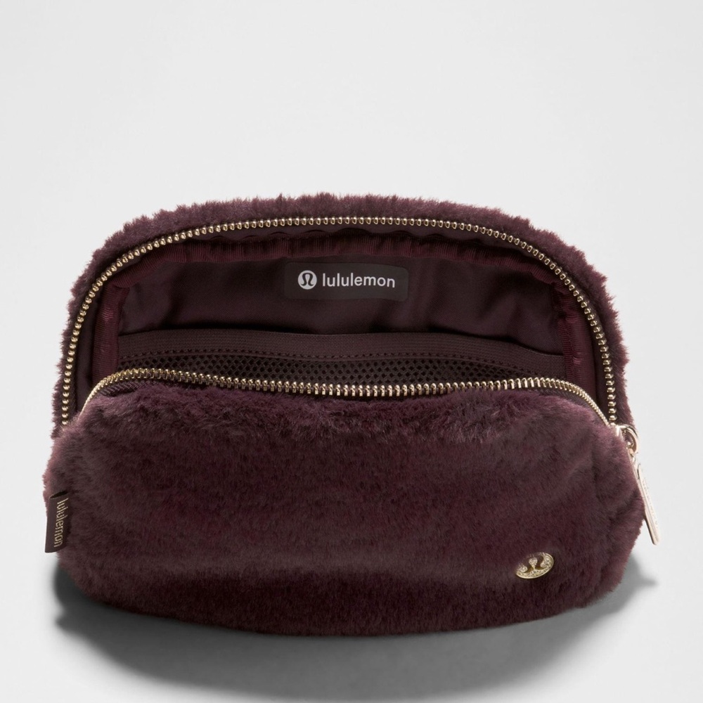 Lululemon NWT Everywhere Belt Bag - Plush Fleece - Black Plum/Gold - Picture 5 of 7